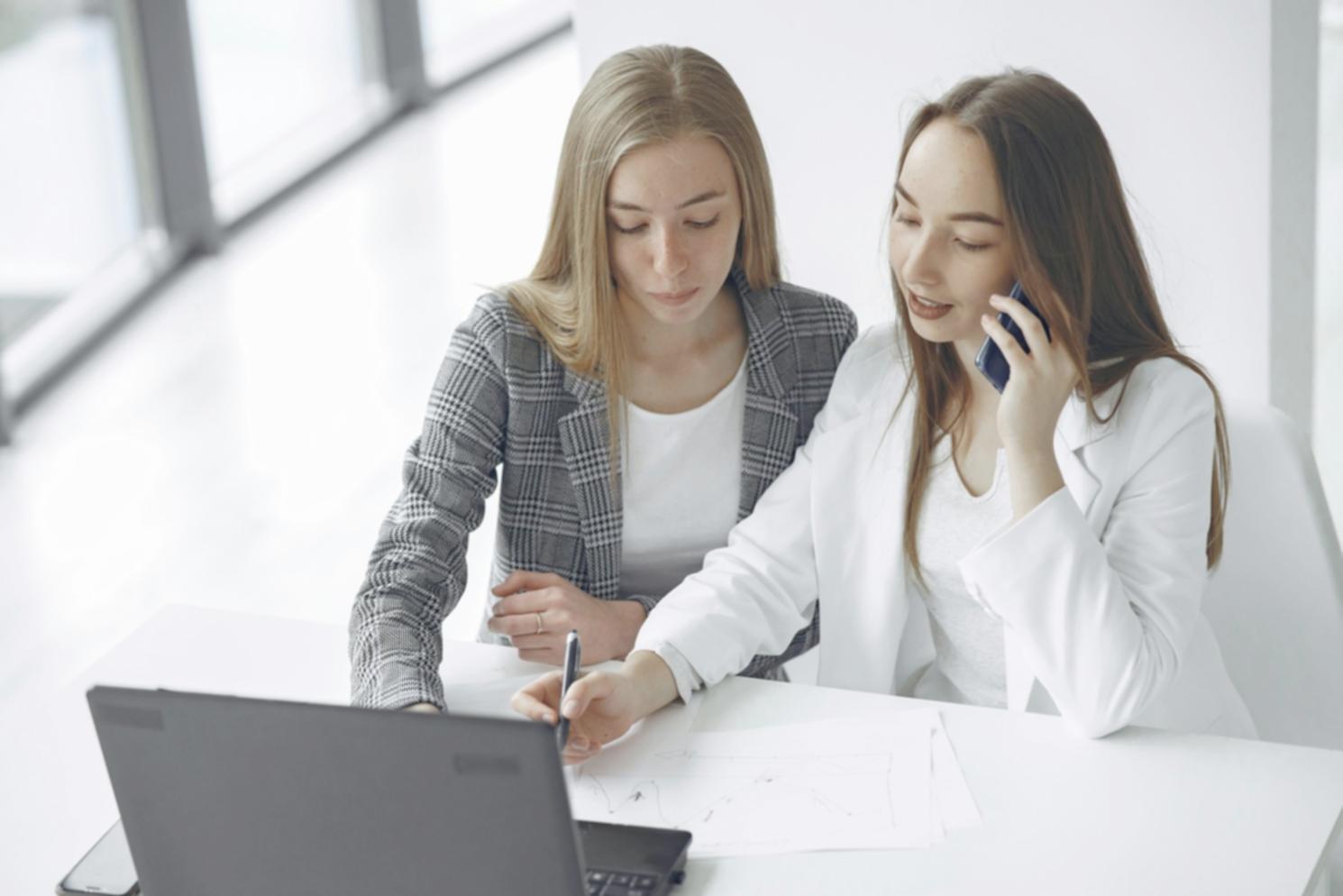 Equipa de profissionais a colaborar em projeto financeiro